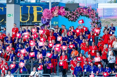 Zuschauer auf der Tribüne bei der Eröffnungsfeier der Special Olympics Nationalen Spiele Saarland 2026 im Ludwigsparkstadion.