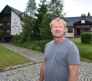 Jan Rauscher ist der neue Besitzer vom Hotel und dem Gasthof Flößerstube in Muldenberg. 