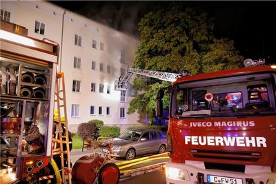 Im September 2021 brach eines Abends in einem Wohnhaus an der Zschopauer Straße ein Feuer aus. Zwei heute 20-Jährige sollen in eine Wohnung eingedrungen sein und dort ein Sofa angezündet haben. Ihnen drohen lange Haftstrafen. 