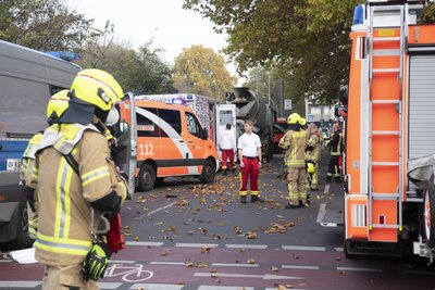 Einsatzfahrzeuge von Polizei und Feuerwehr stehen an der Bundesallee in Berlin-Wilmersdorf. Drei Tage nach dem Unfall mit einem Betonmischer in Berlin ist die lebensgefährlich verletzte Radfahrerin für hirntot erklärt worden
