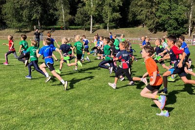 Engagierter Start über den 1-km-Lauf für die Altersklasse U 10: Am Ende waren Malik May (SV Großwaltersdorf/4:03) und Lotta Wolf (TVL Freiberg/4:04) die schnellsten im Ziel.