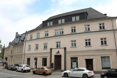 Das markante Haus an der Erlaer Straße Nummer 9 soll ab August saniert werden. Hier entstehen sieben Mietwohnungen, davon zwei komplett barrierefrei.