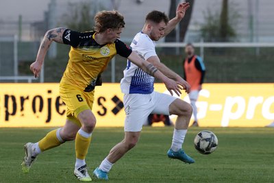 VFC-Verteidiger Eric Träger (links) im Zweikampf mit Glauchaus Dario Tomoski (rechts).