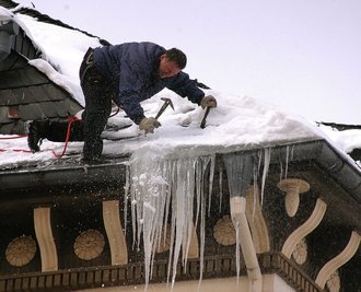 
              <p class="artikelinhalt">Norbert Kreher von der Dachdeckerei Harald Wolf entfernt Eiszapfen vom Dach des "Erzhammers" am Markt in Annaberg-Buchholz.</p>
            