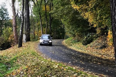 Die Ortsdurchfahrt Bösenbrunn ist schmal und in schlechtem Zustand. Einen Fußweg gibt es nur auf einem kleinen Teilabschnitt.