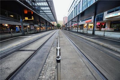 Merkwürdig: Kurz nach Brandausbruch hat ein Angeklagter an der Zenti mit einer Schleuder auf eine Bahn geschossen. 