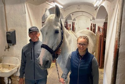 Haben am Samstag Pferdesportler aus der ganzen Region zu Gast: Vereinschef Achim Seidel und Jugendwart Julia Stingl - die für das Foto ihr Reitpferd Feodora aus der Box geholt hat. 
