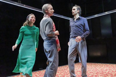 Estelle (Johanna Franke, links), Ines (Ute Menzel) und Philipp Andriotis liefern sich in "Geschlossene Gesellschaft" auf der Kleinen Bühne des Vogtlandtheaters in Plauen einen heftigen Dreikampf.