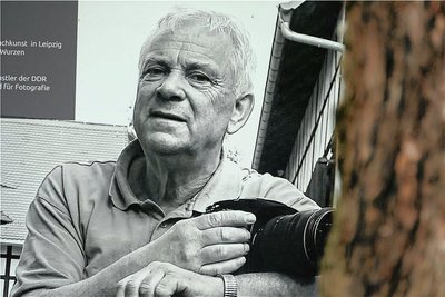 Der Fotograf Gerhard Weber wird 1940 in Berlin geboren und lebt heute in Grimma. Eine der Ausstellungstafeln zeigt ein Porträt von ihm. 