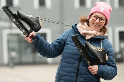Mit den eigenen Eisschnelllauf-Schlittschuhen war „Freie Presse“-Sportredakteurin Anika Zimny nicht schnell genug für den Traum von Olympia. Der erfüllt sich jetzt aber als Journalistin.