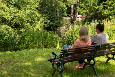 Super-Aprilscherz von Maria Rank vom Sächsischen Krankenhaus Rodewisch: Der Ententeich wird 2029 zum Wasserfall. Inklusive ist das Biber-Bürsten.