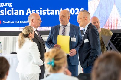 Im angeregten Gespräch (v. l.): Erik Bodendieck, Präsident der Sächsischen Landesärztekammer, Hochschul-Direktor Lutz Neumann und Vize-Landrat Axel Steinbach, der unter anderem Medizinwissenschaftler ist.