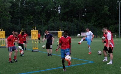 Auch die Fußballer des VfB Lengenfeld sind wieder am Ball. Das Foto entstand beim Training am Dienstag. Im Achtelfinale ist der VfB am Sonntag Gastgeber für das Nachbarschaftsduell mit der SG Rotschau. 