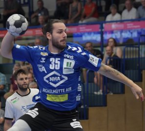 Aues Sebastian Paraschiv gehört zu den "Stammkräften" beim EHV, der sich nach dem Abstieg aus der 2. Handball-Bundesliga neu formiert. Gegen Dresden zogen sich die Erzgebirger mit 20:22 achtbar aus der Affäre. 