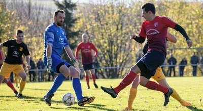 In Großwaltersdorf setzte es für die Geringswalder Fußballer die erste Saisonniederlage. Hier tunnelt Yannik Bellmann (r.) den Geringswalder Torwart Benjamin Klinger. Nun möchte das Team von Trainer Kevin Müller zurück in die Erfolgsspur. 