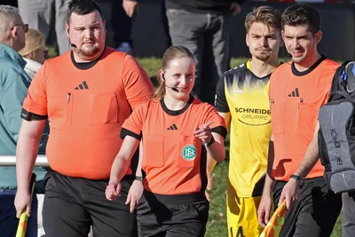 Schiedsrichterin Jette Wolf leitete das Spiel mit Christoph Beblik (rechts) und dem kurzfristig eingesprungenen Jannik Piwek (links).