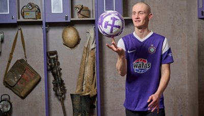 Trikot und Finesse am Ball sitzen: Omar Sijaric ist nach schwerer Krankheit zurück und ins neue Heimtrikot der Auer geschlüpft. 