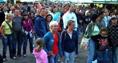
              <p class="artikelinhalt">Zehntausende Besucher aus Plauen und der gesamten vogtländischen Region strömten an den drei Festtagen durch die Stadt. Der Spitzenfestverein hatte auf dem Alt- und Klostermarkt, auf dem Theaterplatz, Tunnel und an weiteren Plätzen außerhalb des Zentrums über 50 Programmpunkte auf die Beine gestellt. In den Abendstunden war kaum ein Durchkommen mehr, so dicht drängten sich die Feiernden.</p>
            