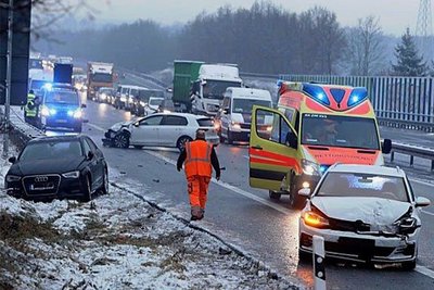 Eisregen legte mancherorts am Montag den Verkehr lahm: Auf der B 93 in Zwickau waren vier Fahrzeuge zusammengestoßen. Drei Personen wurden verletzt, die Straße blieb zweieinhalb Stunden gesperrt. 
