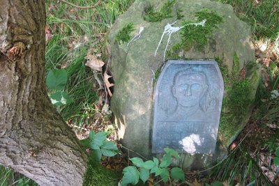 Der Haller-Gedenkstein im Oelsnitzer Stadtwald Röhrholz wird in diesem Jahr erneuert.