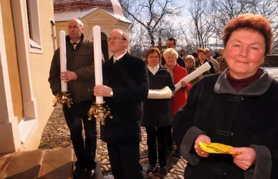 
              <p class="artikelinhalt">Bewegender Augenblick für Inge Bojanowski (r.), die schon als Kind die Kapelle Lichtenwalde besuchte: Die Altargeräte wurden am Montag wieder in das Gotteshaus getragen und der Bestimmung übergeben.  </p>
            
