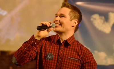 Kaum das Markus Hoffmann in der Katharinenkirche das erste Lied angestimmt hatte, schaltete das Publikum auf Schunkelmodus. 