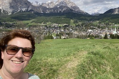 Selfie mit Cortina: 2024 im Familienurlaub entstand dieses Foto mit dem Blick über den Olympiaort.