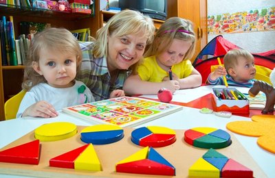 Tagesmutter Gabriele Wünsch mit den Kindern Lotta, Marleen und Emma in Schneeberg. 