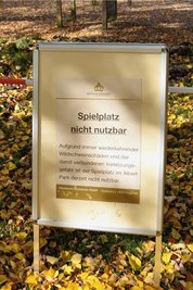 Ein Aufsteller weist auf die Hintergründe hin.