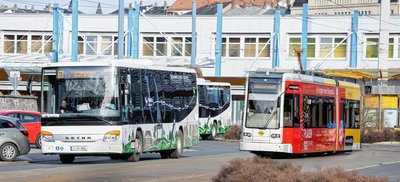 Buslinie 63 ermöglicht die Fahrt ohne Umsteigen vom Oberen Bahnhof Plauen über Treuen und Lengenfeld zum Freizeitpark Plohn. Die Straßenbahn wiederum ist Plauens starkes Verkehrsmittel. Gemeinsam für den öffentlichen Nahverkehr, getrennt in Firmen: Sollten beide unter ein Dach? 