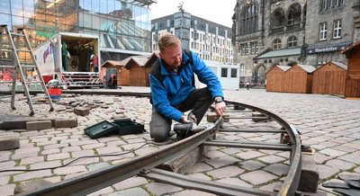 Schausteller Rico Illgen auf dem Neumarkt beim Aufbau der Kindereisenbahn, seit Generation eine Attraktion des Weihnachtsmarktes. 