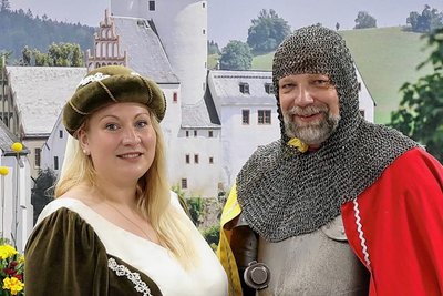 Schwarzenberger Symbolfiguren: Diana Glomb amtiert seit 2016 als Burgfräulein Edelweiß bei öffentlichen Auftritten mit Ritter Georg alias Jörg Schale. In diesem Jahr soll ein neues Burgfräulein an die Seite des Ritters treten.