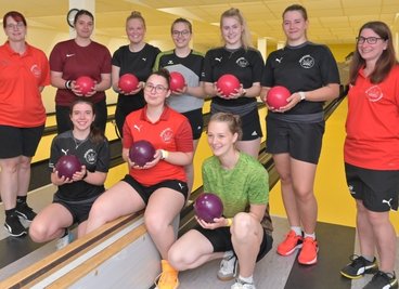 Die Keglerinnen der U-18-Nationalmannschaft haben während ihres Trainings im Erzgebirge in Zschorlau ein paar Kugeln geschoben. Zum Team gehören Co-Trainerin Susanne Straub, Sophie Fuhrmann, Josefa Hornig, Mia Bauer, Paula Straub, Vanessa Geithel, Nationaltrainerin Anke Ruhl (h. v. l.) sowie Selina Thiem, Fiona Kahl und Hannah Berger (v. v. l.). 