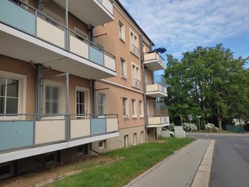 In der Forststraße 84, ein Mehrfamilienhaus oberhalb der Karl-Marx-Grundschule, rücken demnächst Bauarbeiter an.