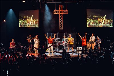 Rund 1400 Besucher feiern begeistert beim christlichem Konzert Praise United in der Neveon-Arena in Burkhardtsdorf.