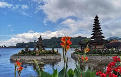 Pura Tirta Empul ist ein Wassertempel in Bali, der für sein heiliges Quellwasser berühmt ist. 