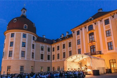 Seit Corona-Zeiten Konzertsaal unter freiem Himmel: Die Nordterrasse des Schlosses Moritzburg . Foto: Oliver Killig