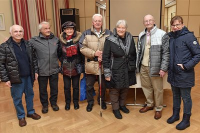 Zeitzeugentreffen am ersten Adventswochenende 2023 in Chemnitz: Initiiert hatte die Runde Günter Burkhardt (2.v.r.) mit Cornelia Siegel (rechts) von der Stadtverwaltung. Es sind Zeitzeugen der Bombenangriffe auf Chemnitz im Zweiten Weltkrieg.