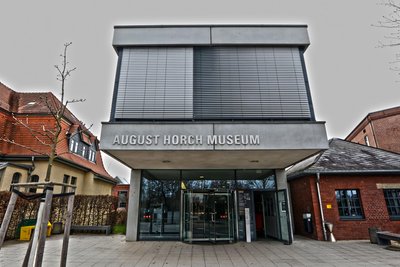 August-Horch-Museum in der Audistraße: Der verglaste Eingangsbereich aus Beton, Bauhaus-Anmutung, kaschiert ein Stück Industriegeschichte.