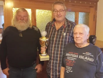 Pokalgewinner Peter Arzig (Mitte) mit dem Zweitplatzierten Dieter Deus (lins) und Joachim Nürnberger (Platz 3).