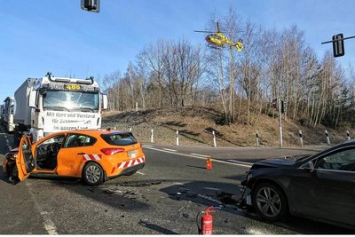Blick auf die Unfallstelle auf dem Autobahnzubringer (S 255) an der A-72-Anschlussstelle Hartenstein.