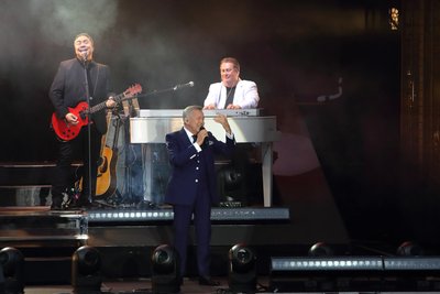 Der musikalische Leiter Achim Radloff am Piano. Daneben Sänger Billy King.