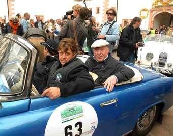 
              <p class="artikelinhalt">Im Vorjahr kamen rund 1000 Zuschauer nach Augustusburg, um die automobilen Raritäten der Sachsen-Classic zu bestaunen. Im Hof des Schlosses hatte Schauspieler Peter Sodann (im Skoda Felicia Cabriolet hinten) zur Mittagsrast viel Zeit zum Winken und Autogramme geben.</p>
            