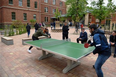Eine Runde Tischtennis in der Hofpause - für die Oberschüler eine willkommene Abwechslung. 