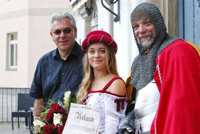 Oberbürgermeister Ruben Gehart und Ritter Georg mit dem neuen Burgfräulein Julina Lenk.
