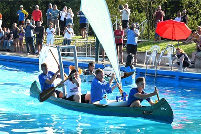 Michael Kretschmer und Susan Leithoff saßen im Freibad Sachsenburg im Boot des KSV Flöha.
