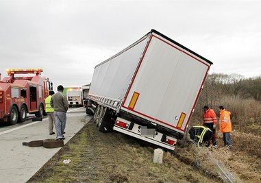 Der verunglückte Papier-Laster musste per Kran geborgen werden.