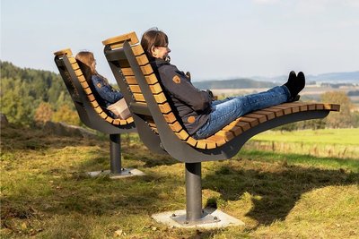 So hat lässt sich die Herbstsonne genießen: Am Aussichtspunkt Höhe 565, bislang ein Rastplatz auf dem Crinitzberger Rundwanderweg, wurden zwei Liegestühle platziert, auf denen Maud und Marlene Brenner das Panorama genießen.