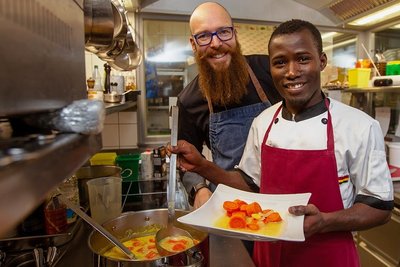 Best-Western-Küchenchef Thomas Gruner (links) mit seinem Auszubildenden Muhamed Drameh.