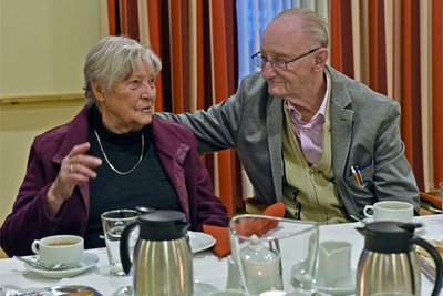 Günter Burkhardt im Austausch mit Sieglinde Gläser, beide Zeitzeugen der Bombenangriffe auf Chemnitz im Zweiten Weltkrieg,